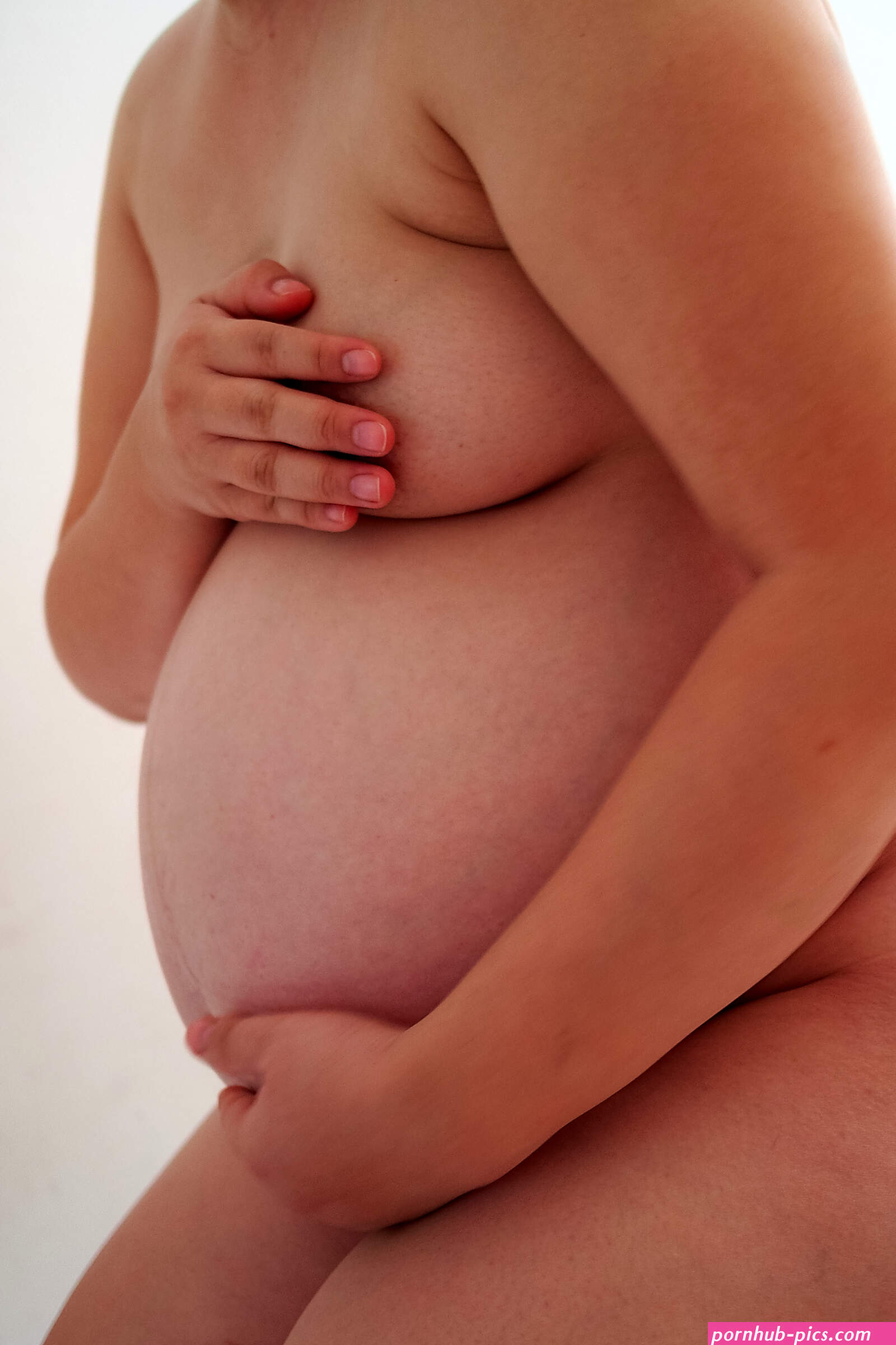 File:Nude pregnant woman at 9th month.jpg