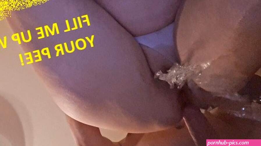 Redhead Milf Came after Pissing in her pussy. Peeing and fucking.