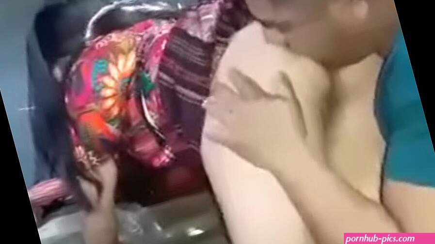 Chapina de corte de Quiché caliente hace una buena mamada y luego la ponen en cuatro para cogerla como ella quiere