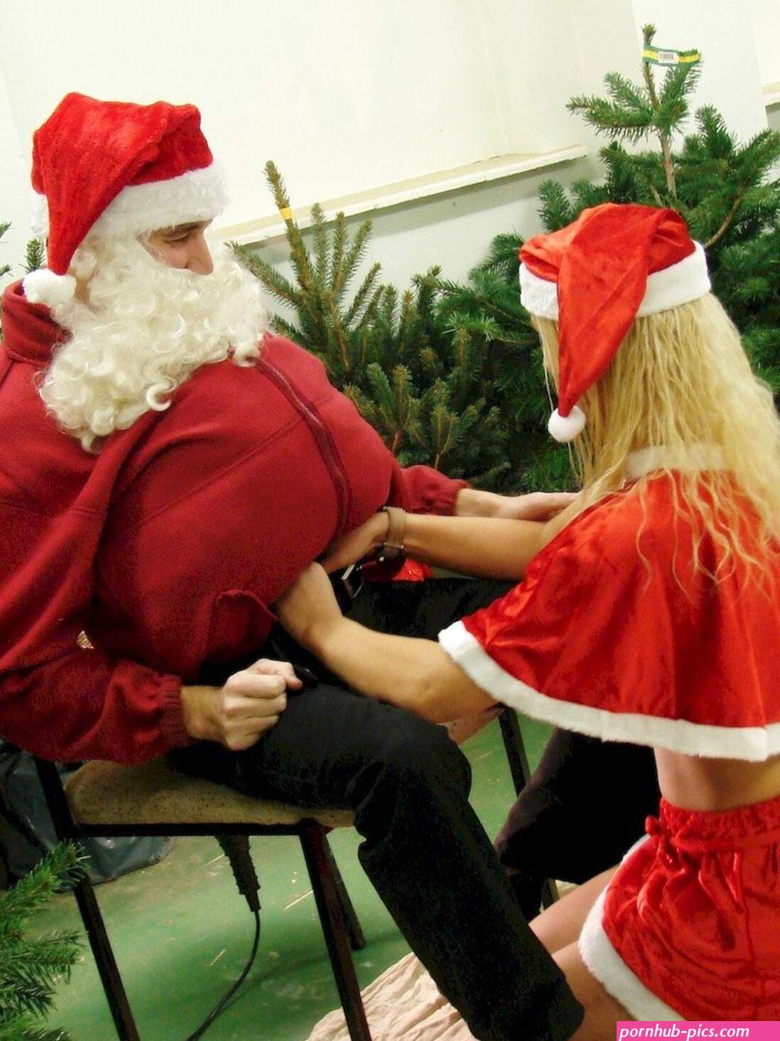 Slutty Mrs Clause Natalie K gives Santa a nice blowjob