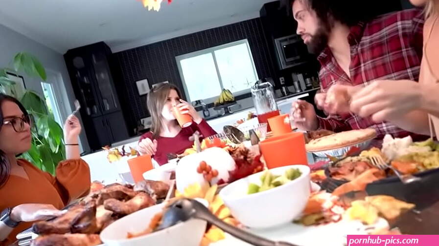 Thanksgiving dinner turns into pussy pounding