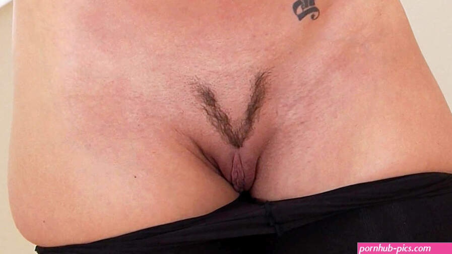 Savannah Fox showing her trimmed cunt and shaking her butt
