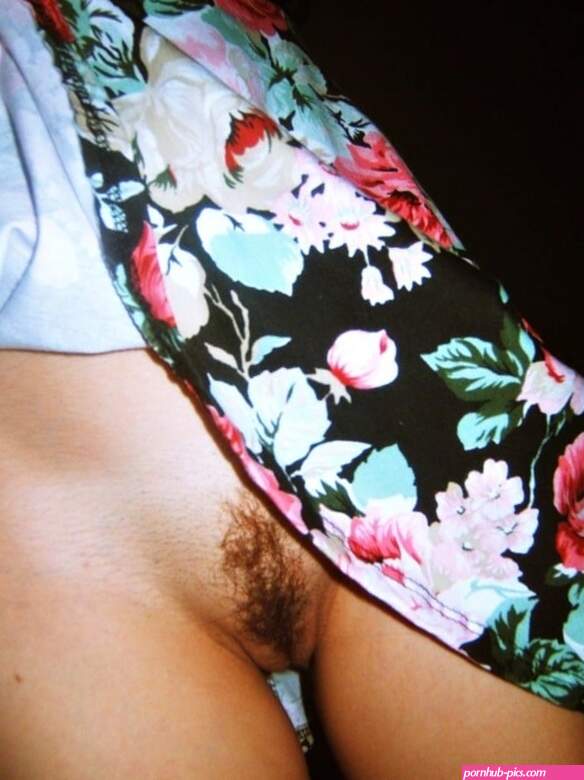 shaved pussy under the skirt Pussy flash pics Trimmed pussy pics Upskirt pics
