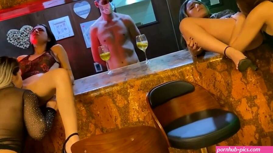 Yasmin Mineira With Four Lesbians In A Bar Fucking In Front Of The Waiter Porn Video Leaks