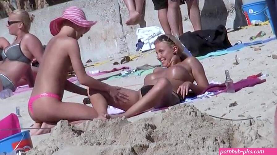 Voyeur the beach lesbians make sex quite unabashedly in public watch online