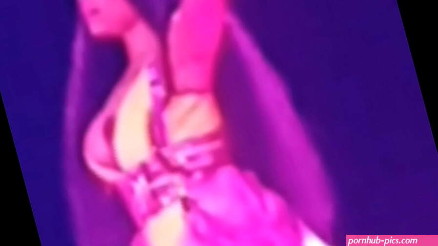 Nicki minaj nipslip live at Luxemburg
