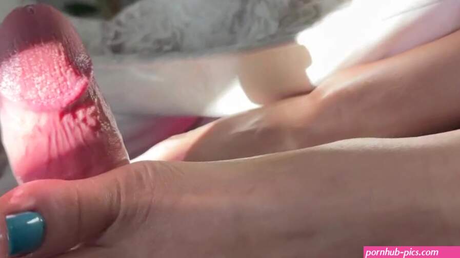 Lazy oily toe-wiggling Footjob! Thrusts his cock between my toes for the money shot! :