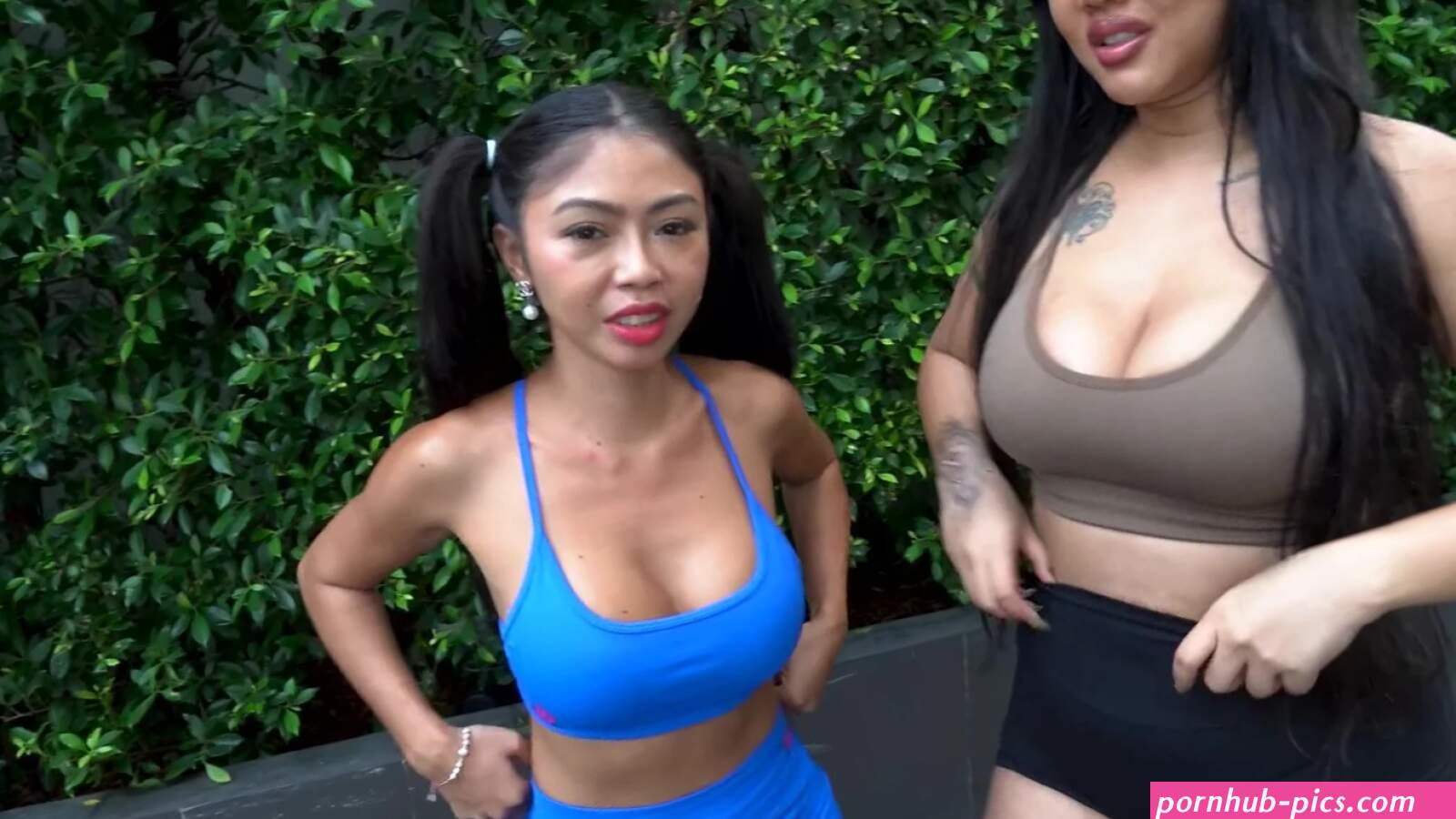 Busty Anny Scarlet