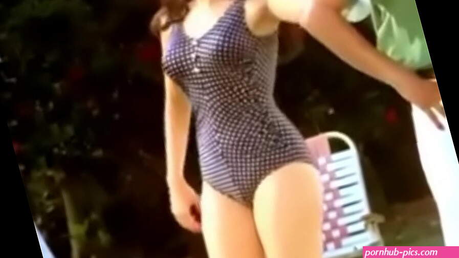 Bollywood unseen Karishma Kapoor hot uncensored scene.