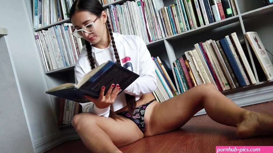 Crazy schoolgirl masturbate pussy and read book in library
