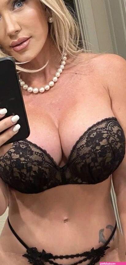 Sexy Hot MILF Pic