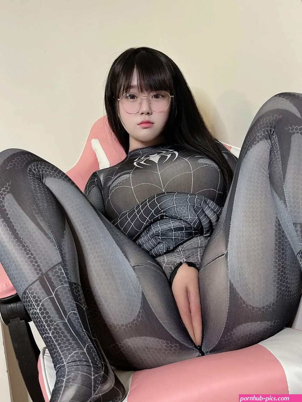 Model Saizneko saizneko in cosplay Venom from Spider-man