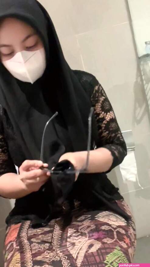 Sexy White Kebaya Hijab Girl Plays in the Toilet Until She Squirts ft. Biancaid: Girl Masturbating Big Natural Tits Asian Fingering Dildo Porn