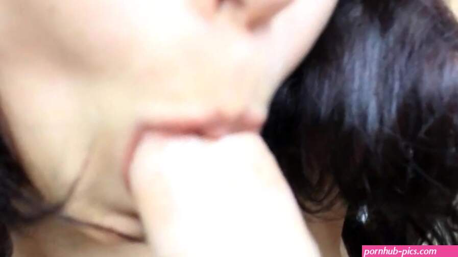 Stoner Daisy Dabs gives a blowjob smokes a joint