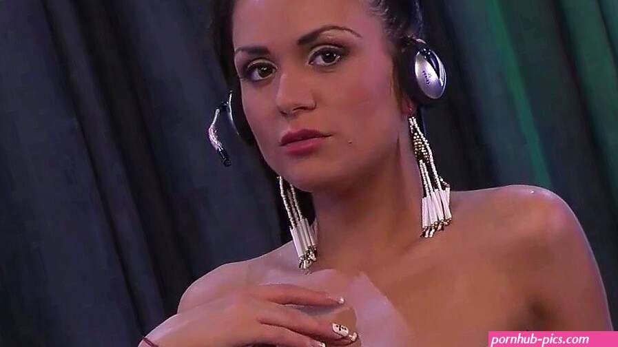 Programa completo de ETV con Monique: Disfruta de Monique en escenas sexuales emocionantes con hombres adultos mostrando sus habilidades en excitacin y seduccin. Mrala disfrutando de momentos de...