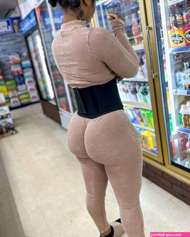 Daishe Williams Flashing Her Huge Round Booty In Public