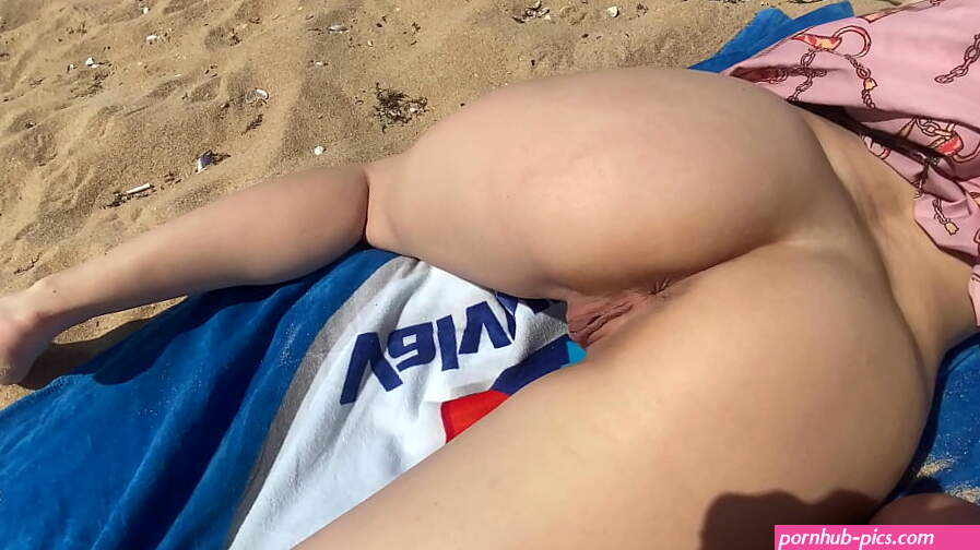Teen got fucked on public beach in doggy