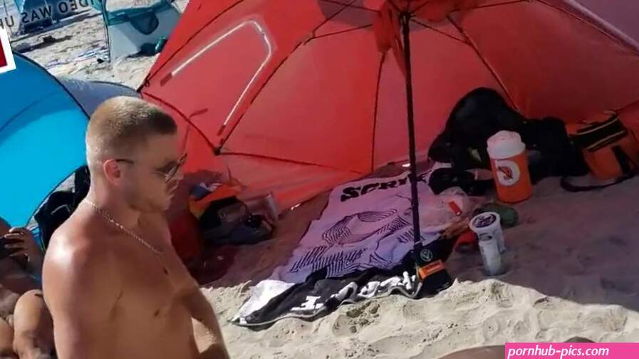 Amateurs fucking in the Public Beach 1