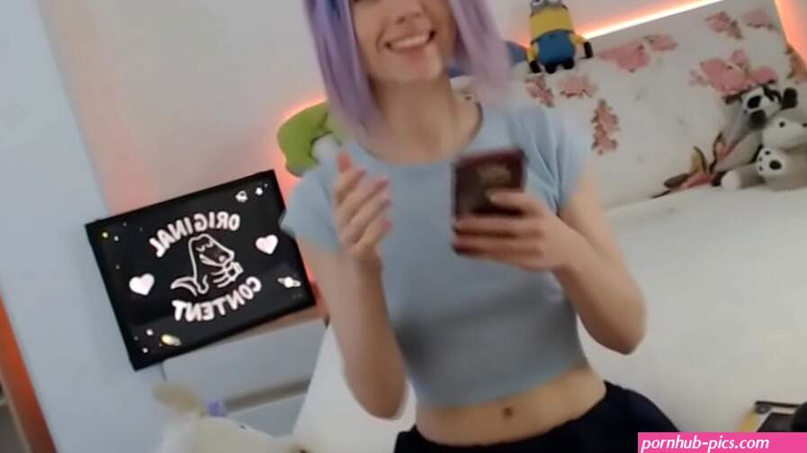 Horny camgirl from Twich masturbate online