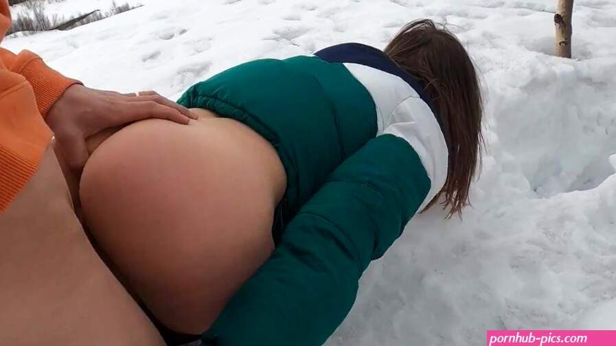 Fille russe se fait baiser dans la forêt dhiver