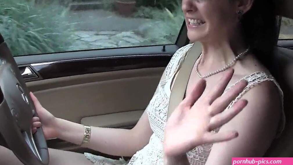Watch Savannah rubbing pussy while driving