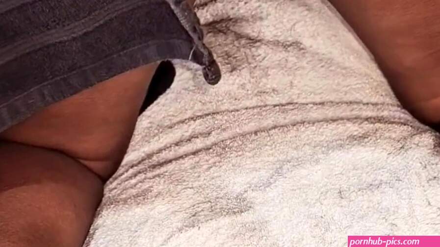 Guy Fingeres Her to a SQUIRTING Orgasm after Shaving Her Pussy at the SALON