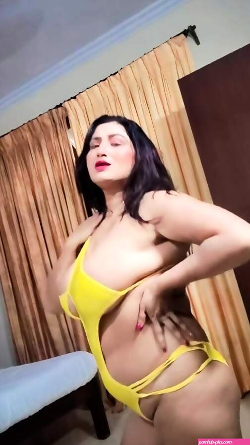 Indian Sexy Milf Soniya Gupta