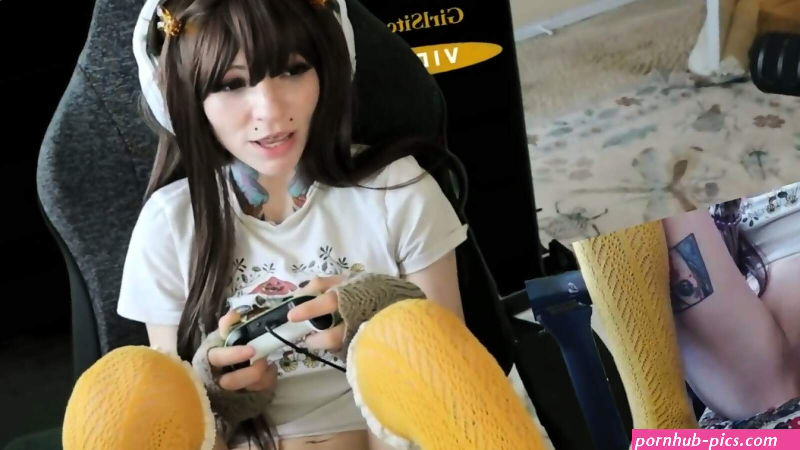 Cute Gamer Girl Games Naked With Pussy Cam Girlsitcom