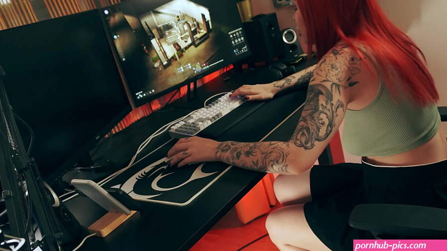 Gamer Girlfriend Gets Her Pussy Licked and Fucked While Playing PC Games