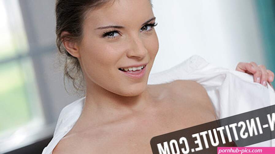 Brunette teen Anita Bellini anally examined by doctor