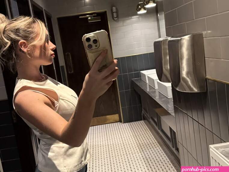 SexySaraxxoo Cam Model: Free Live Sex Show Chat