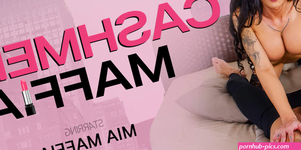 Join Cashmere Mia Maffia in 4K UHD TS VR Porn!