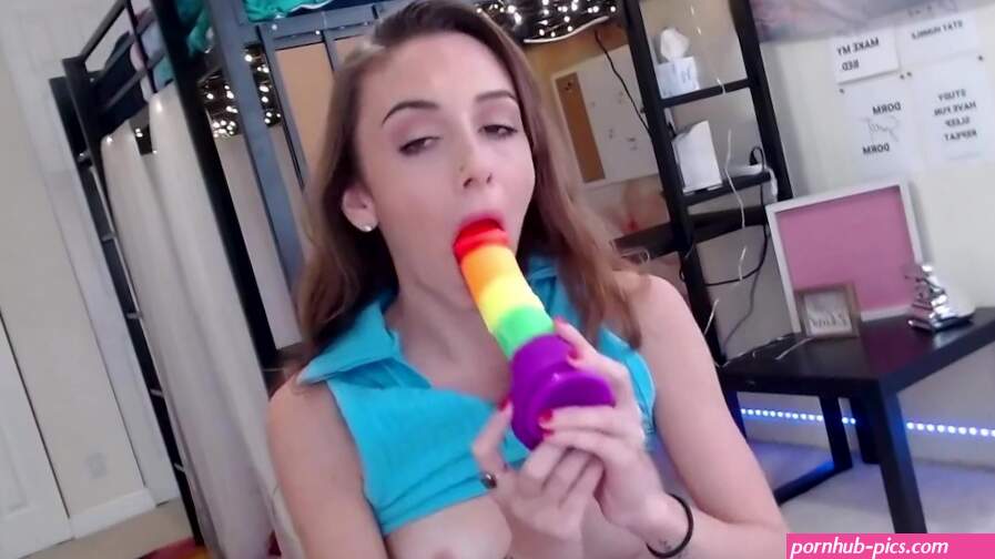 College Hottie Masturbates in her dorm room