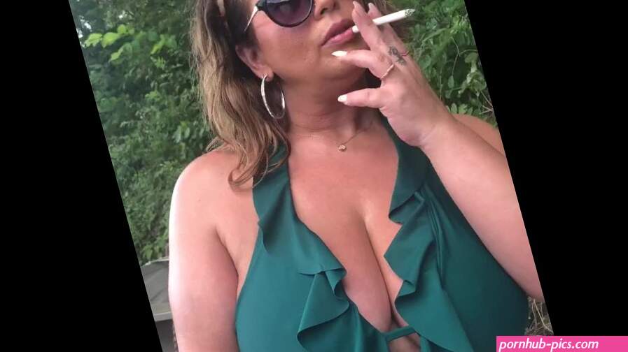 Roken fetisj mollige vrouw sexy roken op een boot met grote tieten