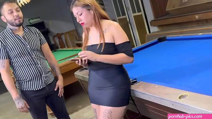 EMPLEADO DE BILLAR METE SUS BOLAS EN CULONA INFIEL