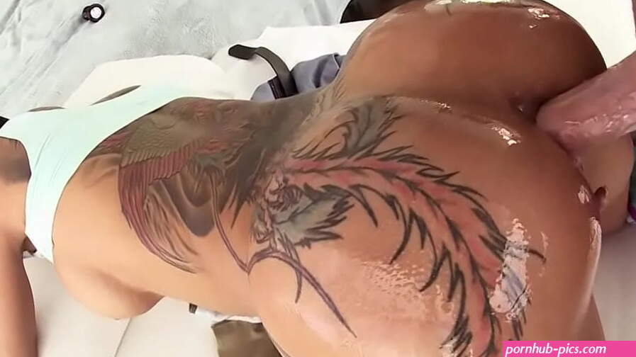Le gros cul est parfait pour le sexe anal