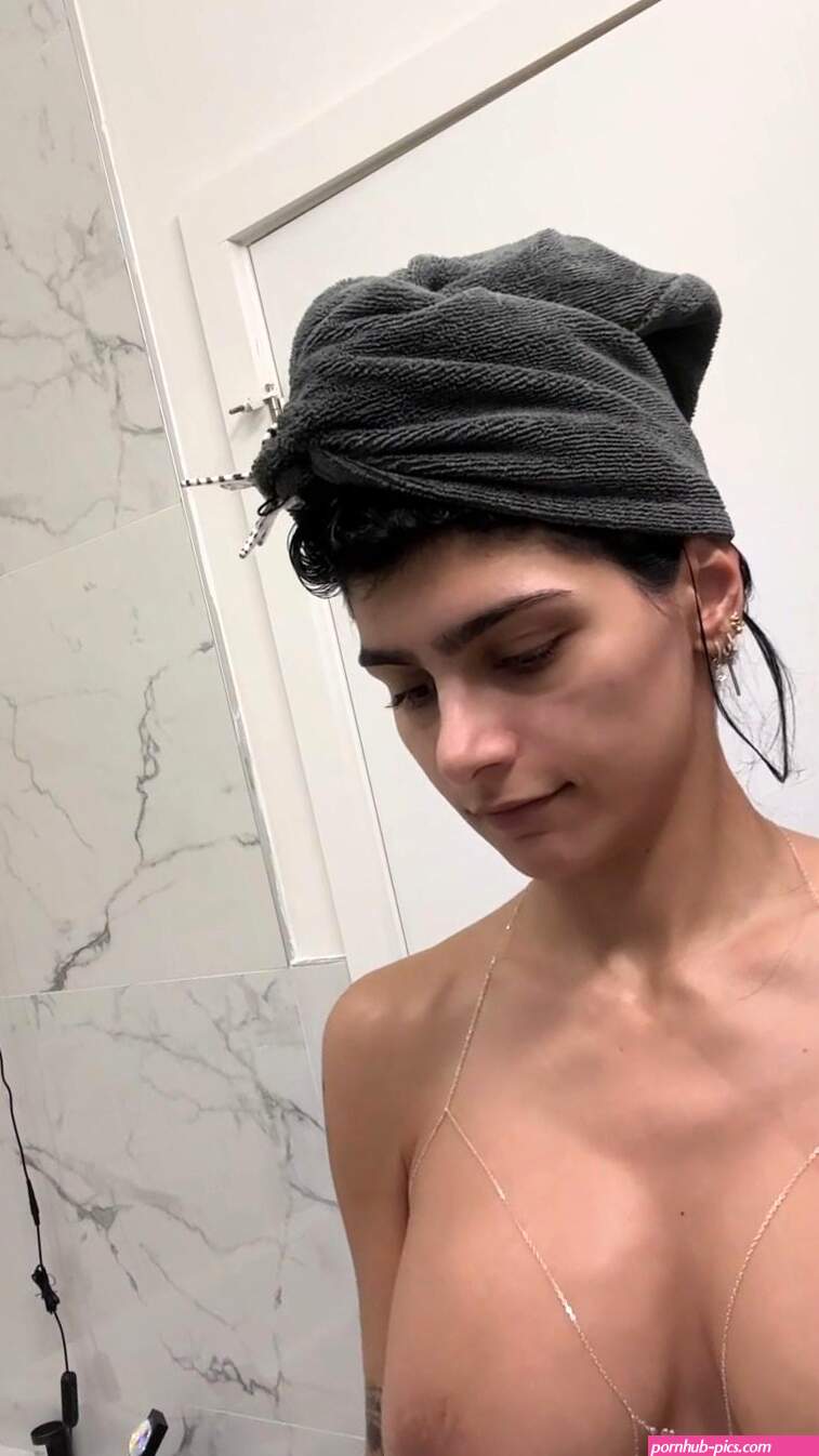 Mia Khalifa Nude Dressing After Shower OnlyFans Video 16