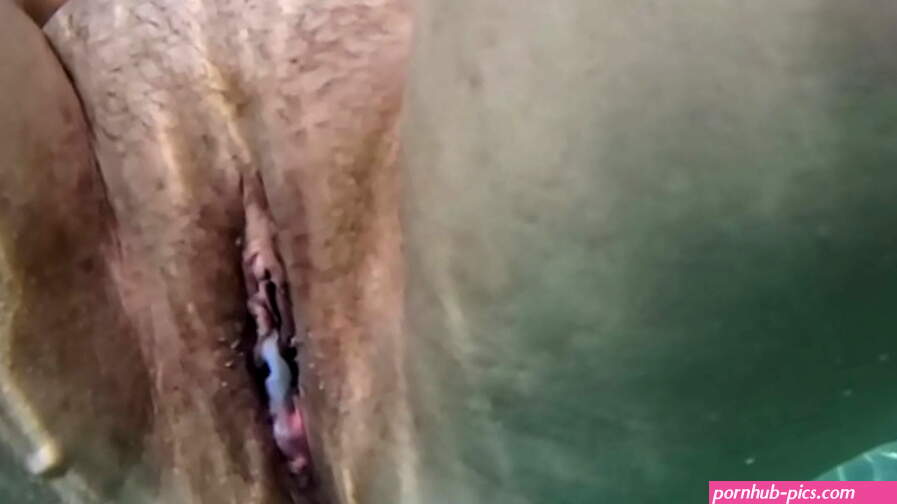 Open pussy creampie underwater cum inside
