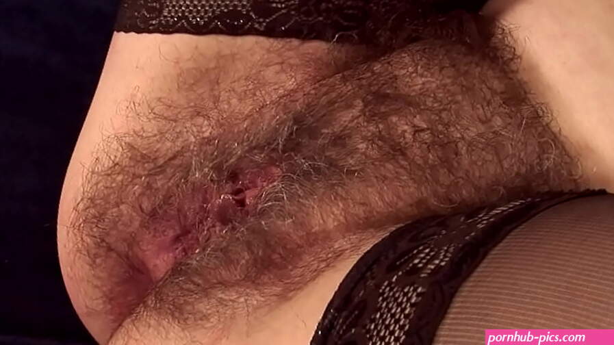 Mature slut with hairy pussy takes big cock in her ass