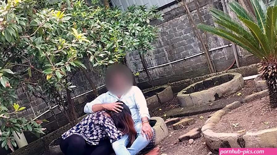 Public garden Sex Girlfriend with boyfriend blowjob and fucking without condom