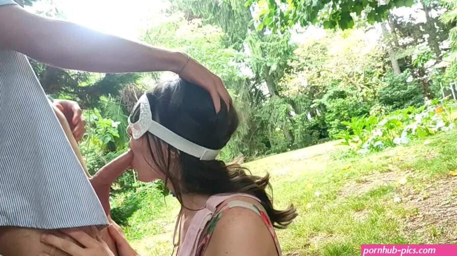 BLOWJOB break in the GARDEN under a light summer DRIZZLE !