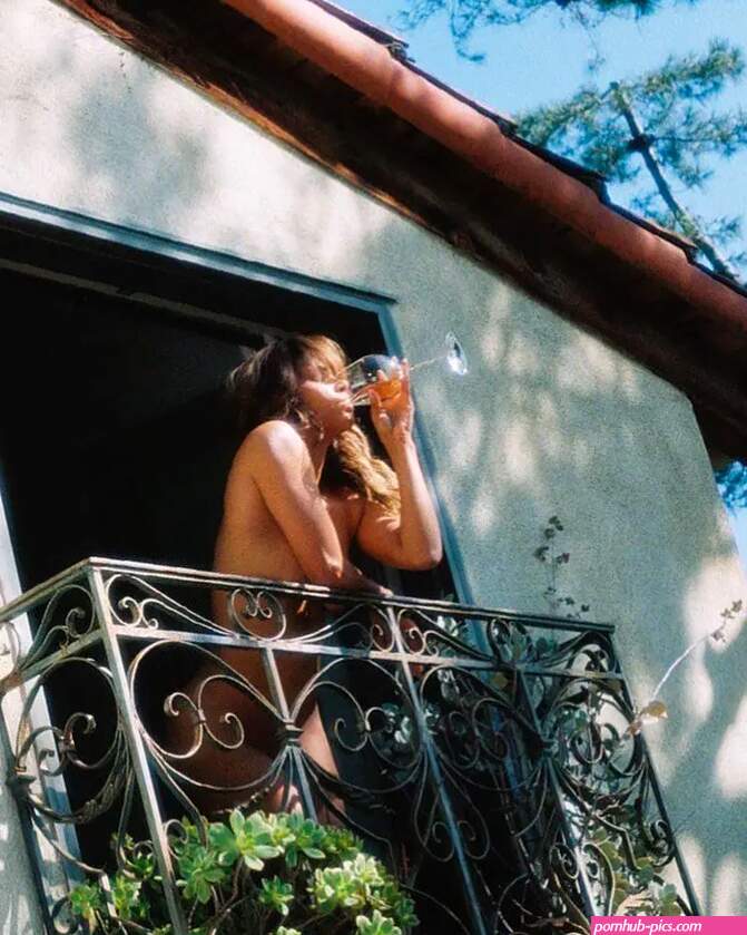 Halle Berry poses completely nude for sun-soaked photograph