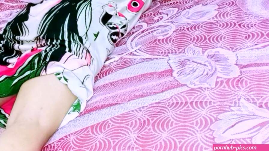 Cewek cantik sedang kesepian dikamar lalu dientot pemuda yang horny