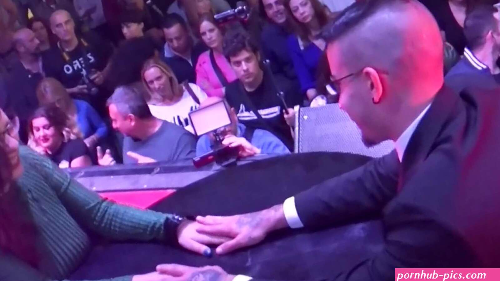 Girls pussy gets sucked live on a public show. Romantic spanish live real sex of Zenda Sexy and Jotate Te Jode.