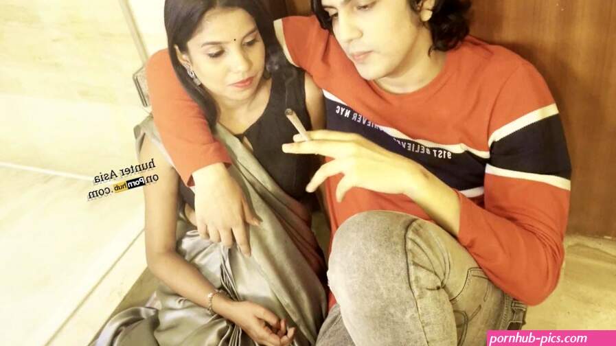Indian girl in saree having Romantic Sex on Floor with her Boyfriend