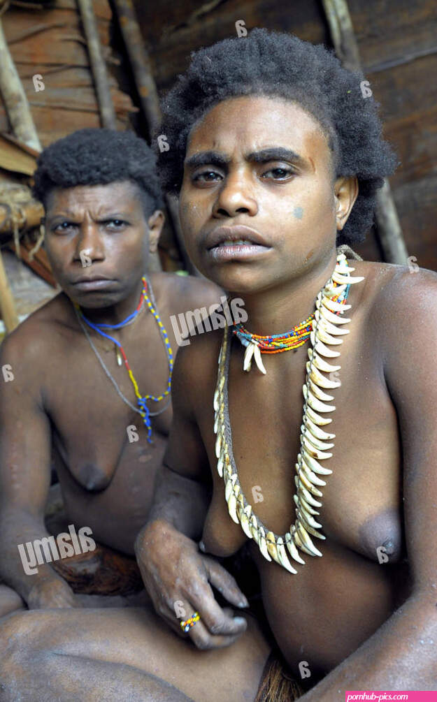 The Portrait naked Korowai women in the house on the tree. Korowai Kombai Kolufo Stock Photo