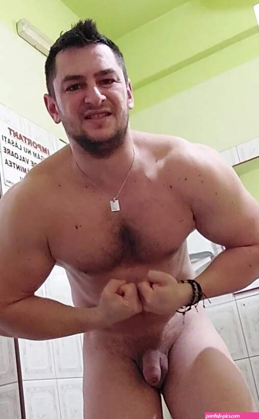 Video desnudo en el gimnasio flexionndose y tomando una ducha alguien entr as que tuve que salir de la ducha antes de que me vio con Michael Ragnar: Video Porno Musculosos Hombre Gay