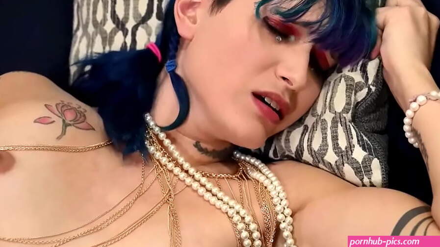 Trans Babe Bambi Bliss Gets Her Ass Filled With Flowergoth Rozes Cum!