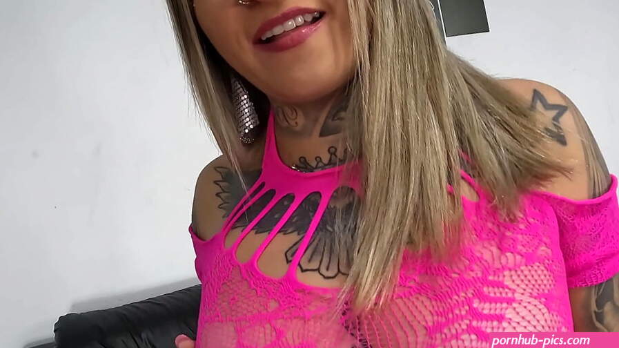 Carol Galega est surprise par la taille de la bite de lacteur et fait toujours de lanal volontiers