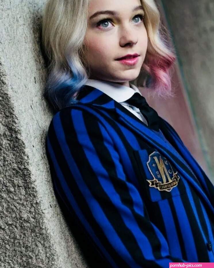 Sexy Emma Myers 8x10 Photo Enid